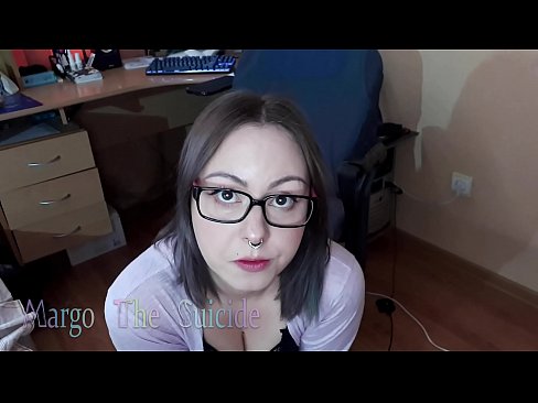 ❤️ Msichana Mrembo aliye na Miwani Anamnyonya Dildo kwa Kina kwenye Kamera Pononi kuu kwa sw.desixxxtube.ru ﹏